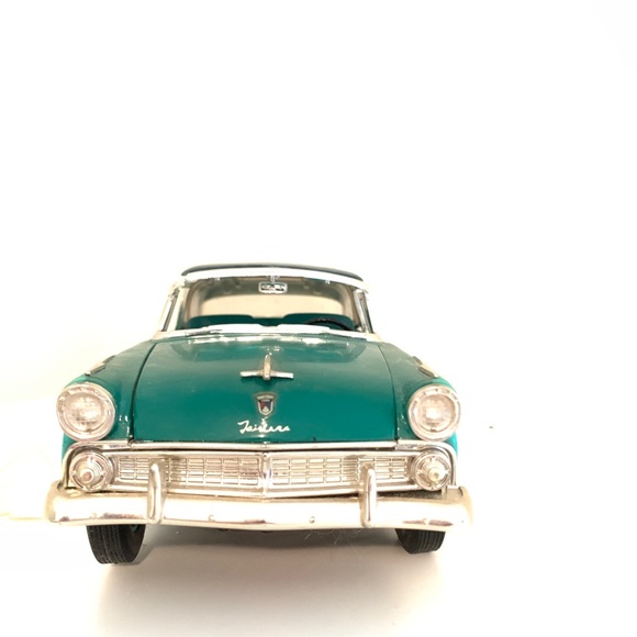 1955 FORD CROWN VICTORIA 1/18 DIECAST SIGNATURE - Picture 1 of 6